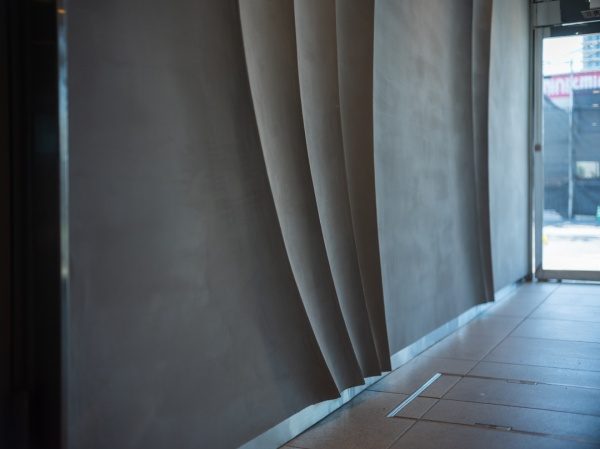 オフィスビル壁面に施工した立体的な珪藻土壁