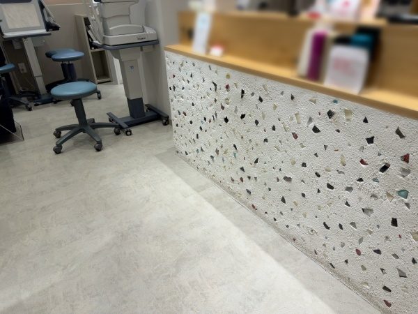 薩摩焼入りのプラスタル搔き落としで仕上げた店舗用のカウンター
