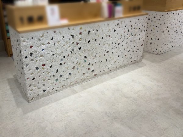 薩摩焼入りのプラスタル搔き落としで仕上げた店舗用のカウンター
