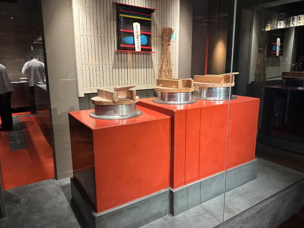 飲食店内に施工した赤い竈（かまど）