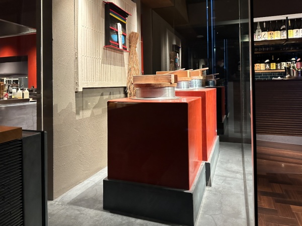 飲食店内に施工した赤い竈（かまど）