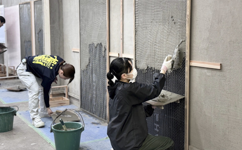 女性左官職人が作業している様子の写真