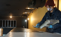 女性左官職人が作業している様子の写真