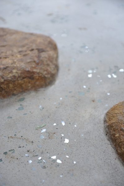 ガラスを入れた洗い出し仕上げの床