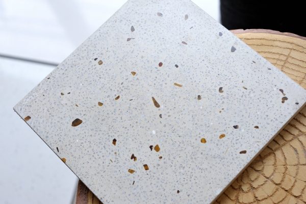 ガラスを入れた研ぎ出し仕上げの床サンプル