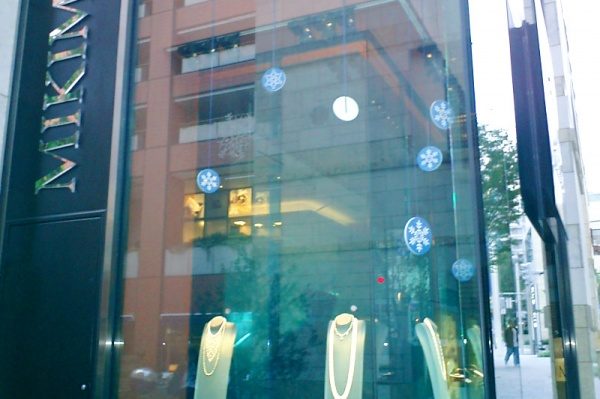 超薄塗りの石灰クリームに液体蓄光塗料を混ぜて光らせた雪の結晶