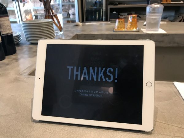 モールテックス天板の上に乗せたタブレット