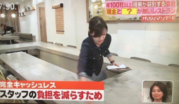 女性の店員さんがモールテックスカウンターテーブルを拭いている