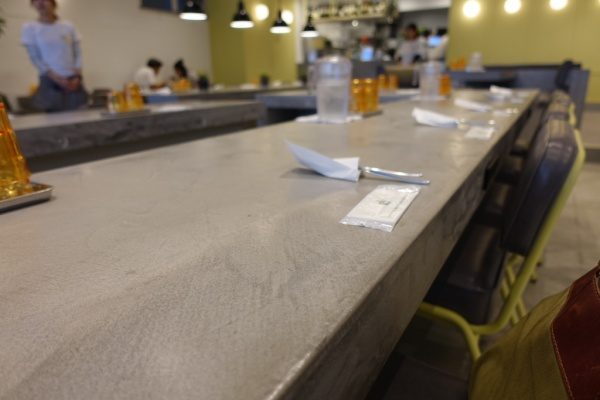 天板がモールテックスのカウンターテーブル、ギャザリングテーブルパントリー馬喰町店