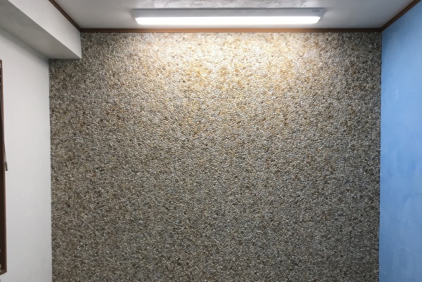 今話題の材料　洗い出しネットストーンを壁面に施工