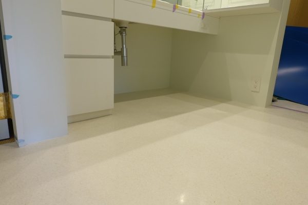 マンション室内床のビールストーン施工、最終研磨後の仕上がった状態