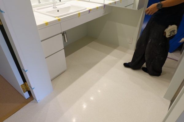 マンション室内床のビールストーン施工、最終研磨後の仕上がった状態で光沢がある