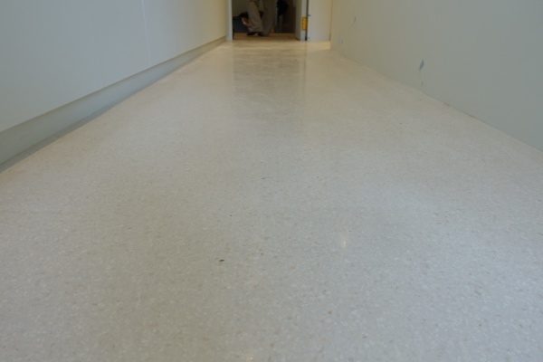 マンション室内床のビールストーン施工、廊下部分