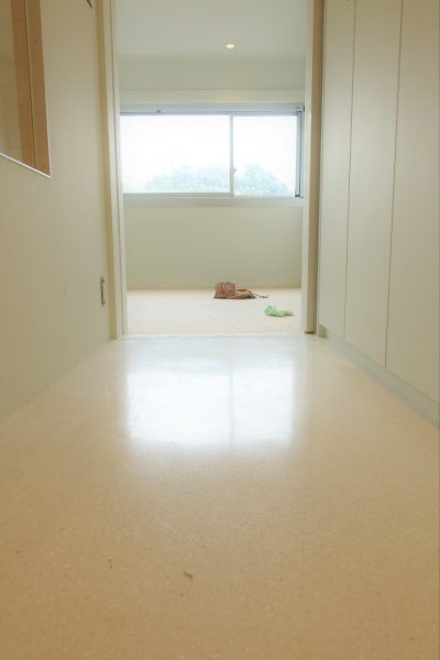 マンション室内床のビールストーン施工、廊下部分、目地なし
