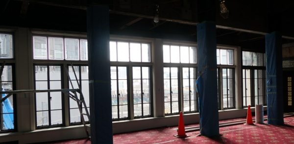 建物内部から見た窓側の画像