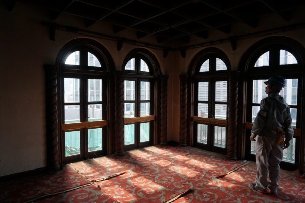 建物内部から見た窓側の画像