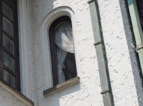 建物外部。特殊モルタル模様付け仕上げの外壁