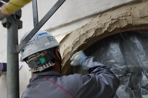 窓枠の蛇腹部分に特殊モルタル塗り付け作業
