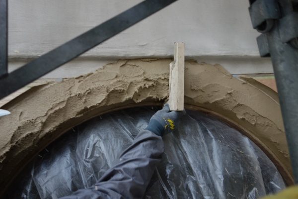 窓枠の蛇腹部分に特殊モルタル型引き成形作業