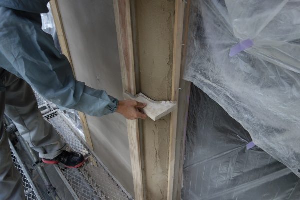 窓枠の蛇腹部分に特殊モルタル型引き成形作業