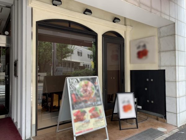 カラーモルタルラフ押さえ仕上げの壁と庇。原田左官施工