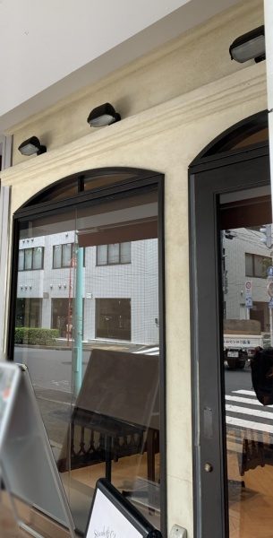 カラーモルタルラフ押さえ仕上げの壁と庇。原田左官施工
