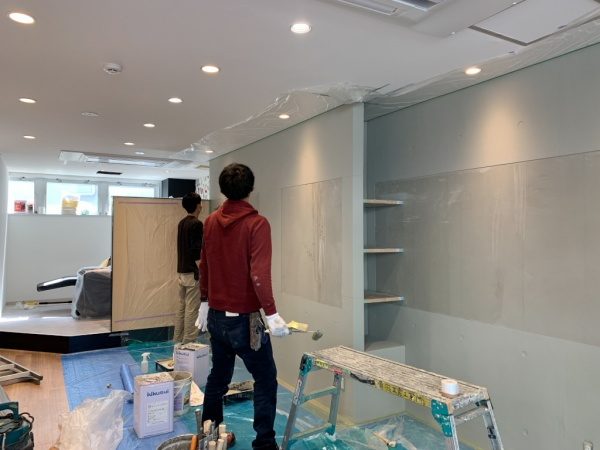 コンクリート打ち放し風仕上げの壁施工中風景。駒込美容室Egaliteに施工