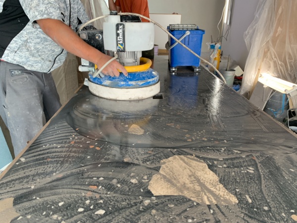 ビールストーンをパネル施工 研磨工程 | 原田左官工業所