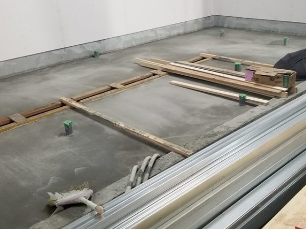 原田左官施工　厨房工事。床モルタル金鏝押え