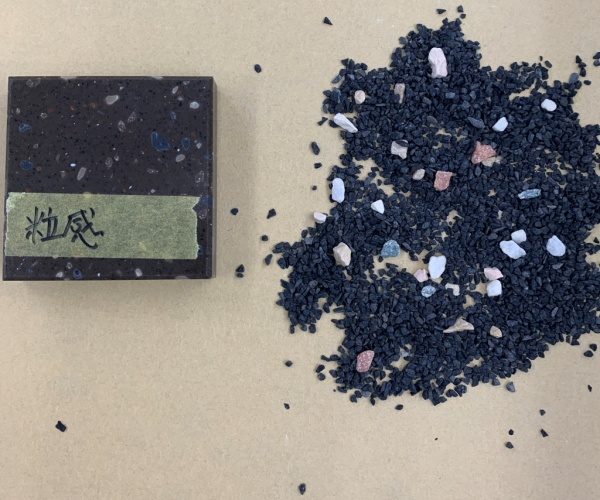 左が既製品のテラゾ板。右がから合わせ骨材ミックス