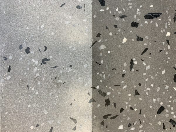 ベース色がBM67で黒と白の骨材入りビールストーンサンプル2種類。左がトップコート無し。右がトップコート有り