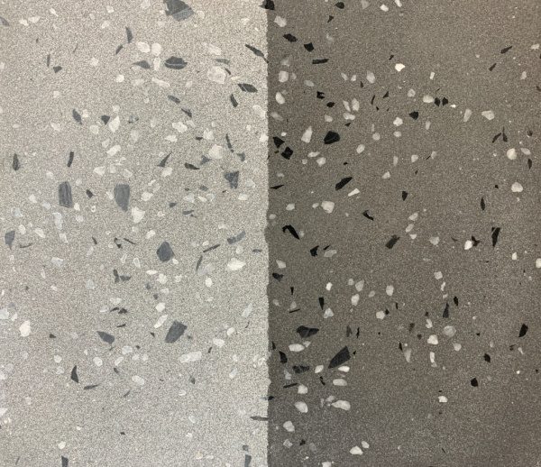 ベース色がBM66で黒と白の骨材入りビールストーンサンプル2種類。左がトップコート無し。右がトップコート有り