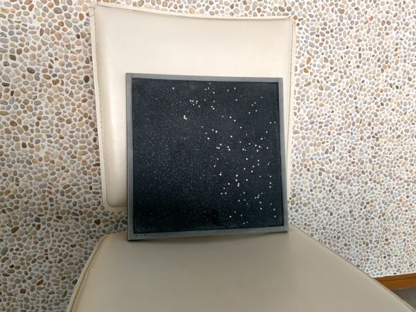 椅子に乗せたメタル入り黒いドライウオッシュ仕上げサンプル