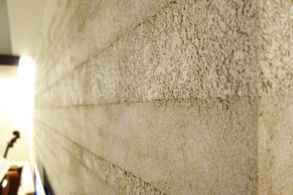 住宅展示場の白い塗り版築壁
