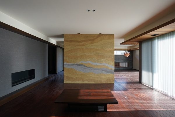 都内住宅壁面の差し色を入れた絵画のような塗り版築壁