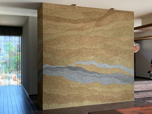 都内住宅壁面の差し色を入れた絵画のような塗り版築壁