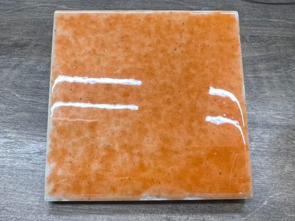 赤系に着色したエポキシを上から流したタイル