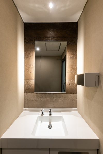 都内オフィスビルの化粧室の塗り版築壁