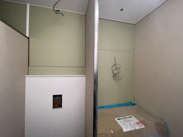 施工前のオフィスビル化粧室の壁