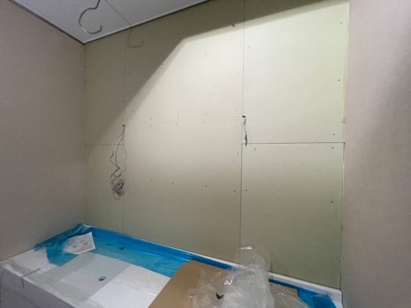 施工前のオフィスビル化粧室の壁