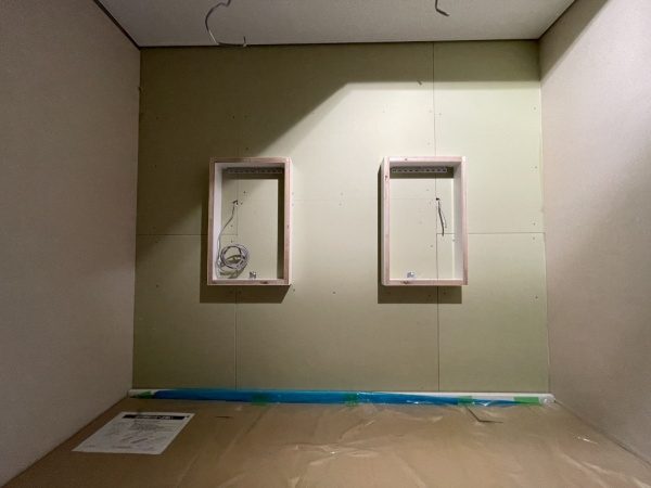 施工前のオフィスビル化粧室の壁