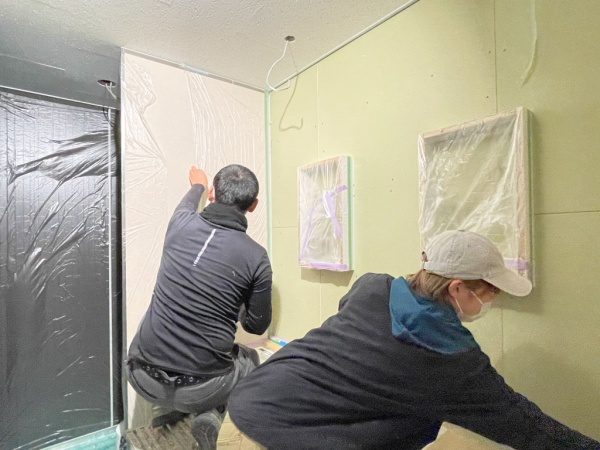 化粧室の壁を養生している