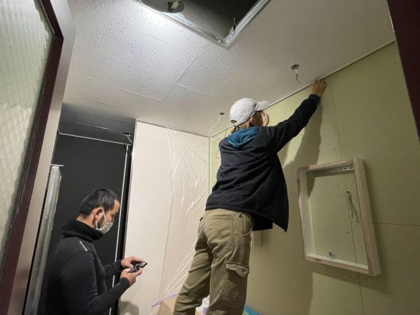 化粧室の壁を養生している
