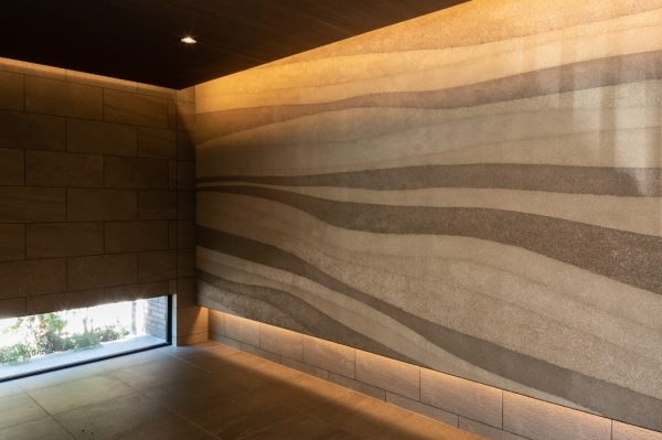 マンションエントランスの塗り版築壁施工例