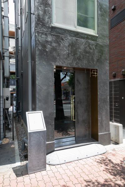 黒いモールテックス仕上げの外壁