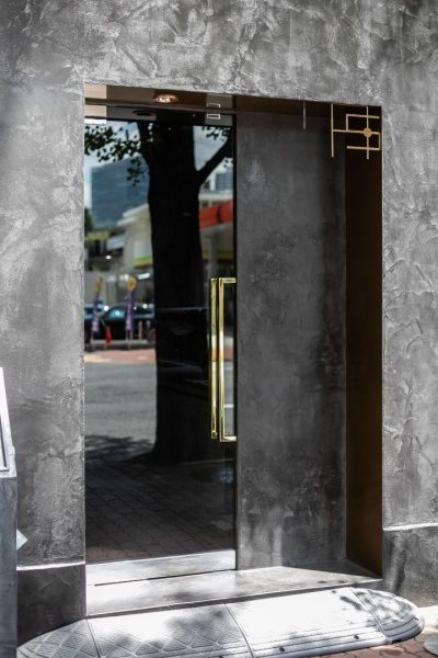 黒いモールテックス仕上げの外壁