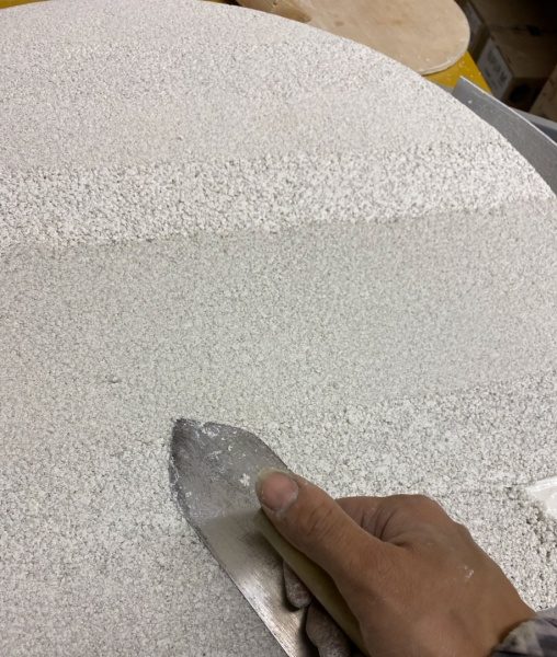 鏝の角度を変えながら塗っていきます