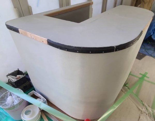 カウンター什器。ビールストーン塗り付け施工が終了した状態