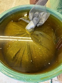 お茶の葉を水に付けた状態