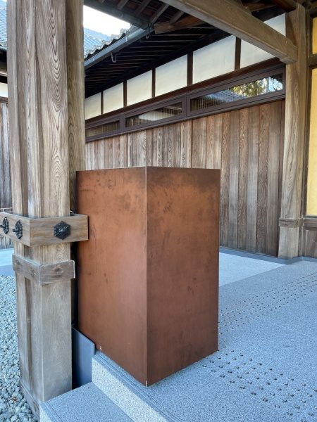 RAME（赤銅）色のオルトレマテリアのメタッロフルイドで施工した受付台